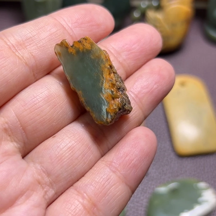 吉***柳岫岩河磨玉（透闪石质玉）未镶嵌颈饰