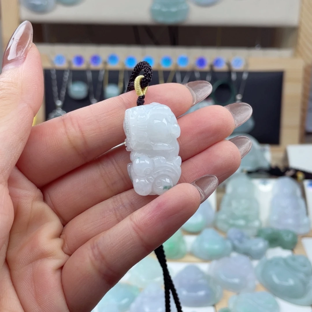 翡翠未镶嵌颈饰小貔貅