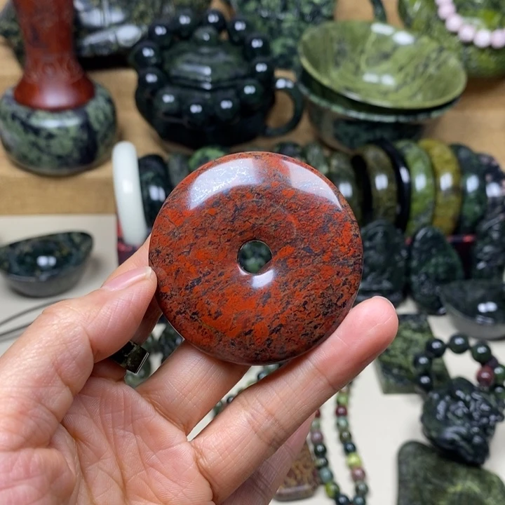 莫***非蛇纹石玉未镶嵌项链红伊丁平安扣