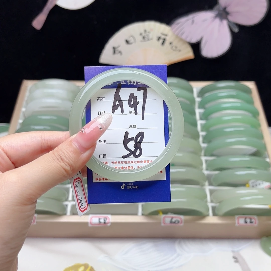 粉***匠未镶嵌手镯石英质玉
