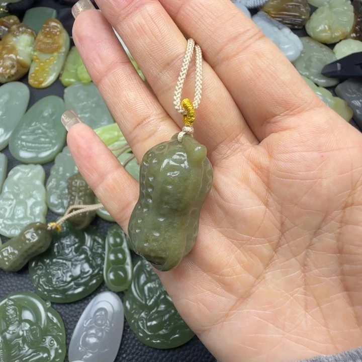 微****和田玉未镶嵌颈饰