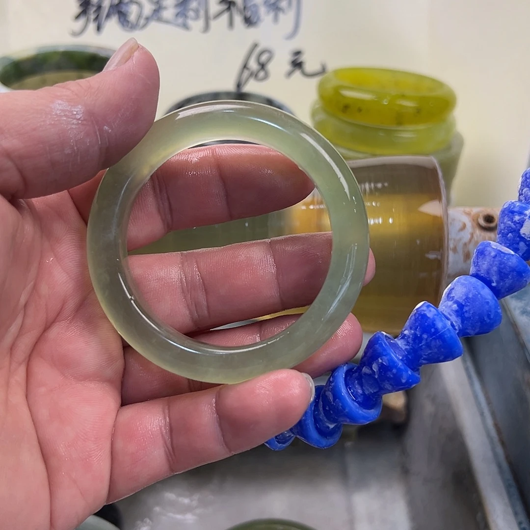岫玉未镶嵌手镯现场加工