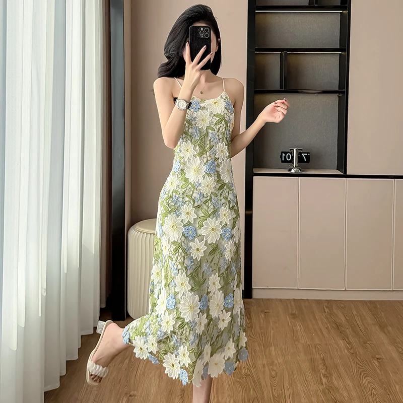 法式刺绣吊带两件套连衣裙女2025夏季新款度假风显瘦裙子女装