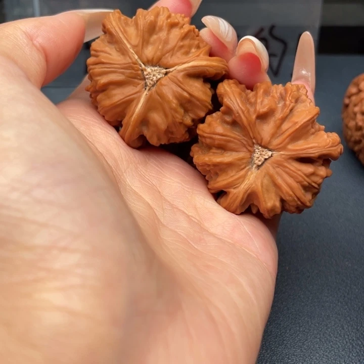 刘***帅文玩核桃吊坠白狮子