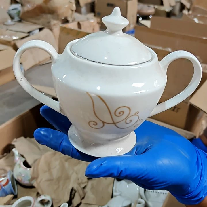 盘子碗茶壶啥都有