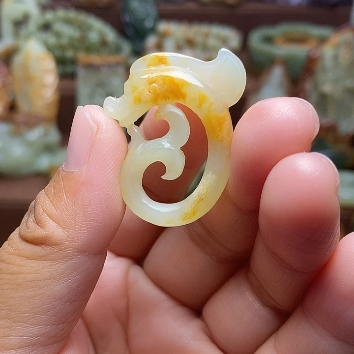 涔***洋岫岩河磨玉（透闪石质玉）未镶嵌颈饰