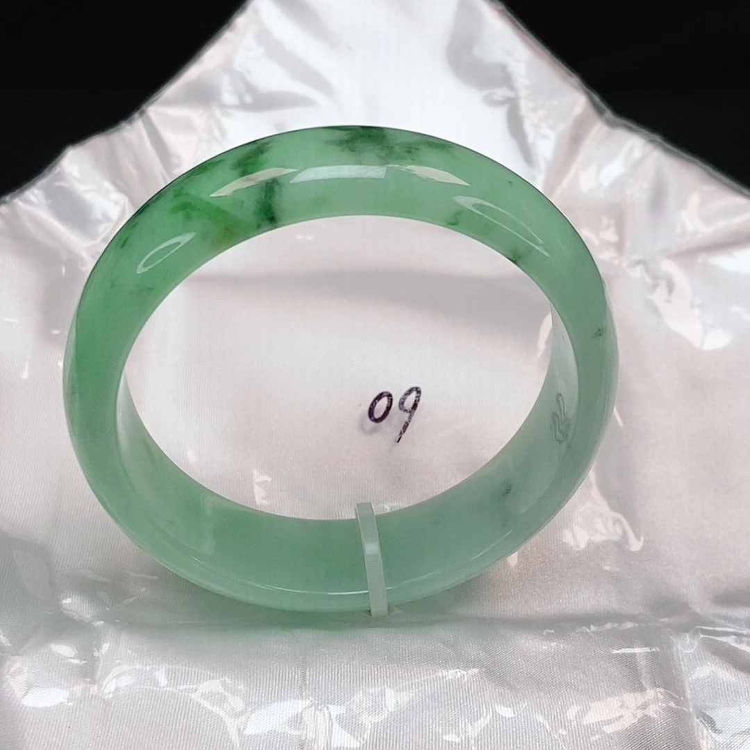 翡翠手镯未镶嵌轮胎