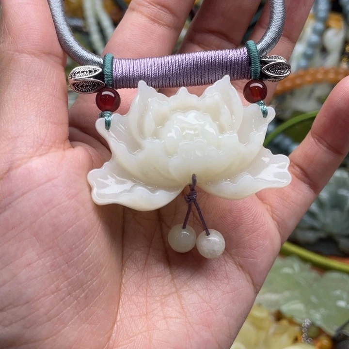 蛇纹石玉吊坠合金