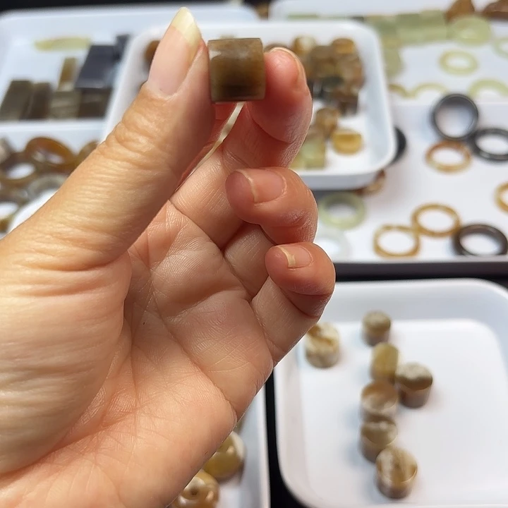 和田玉（糖玉）未镶嵌颈饰