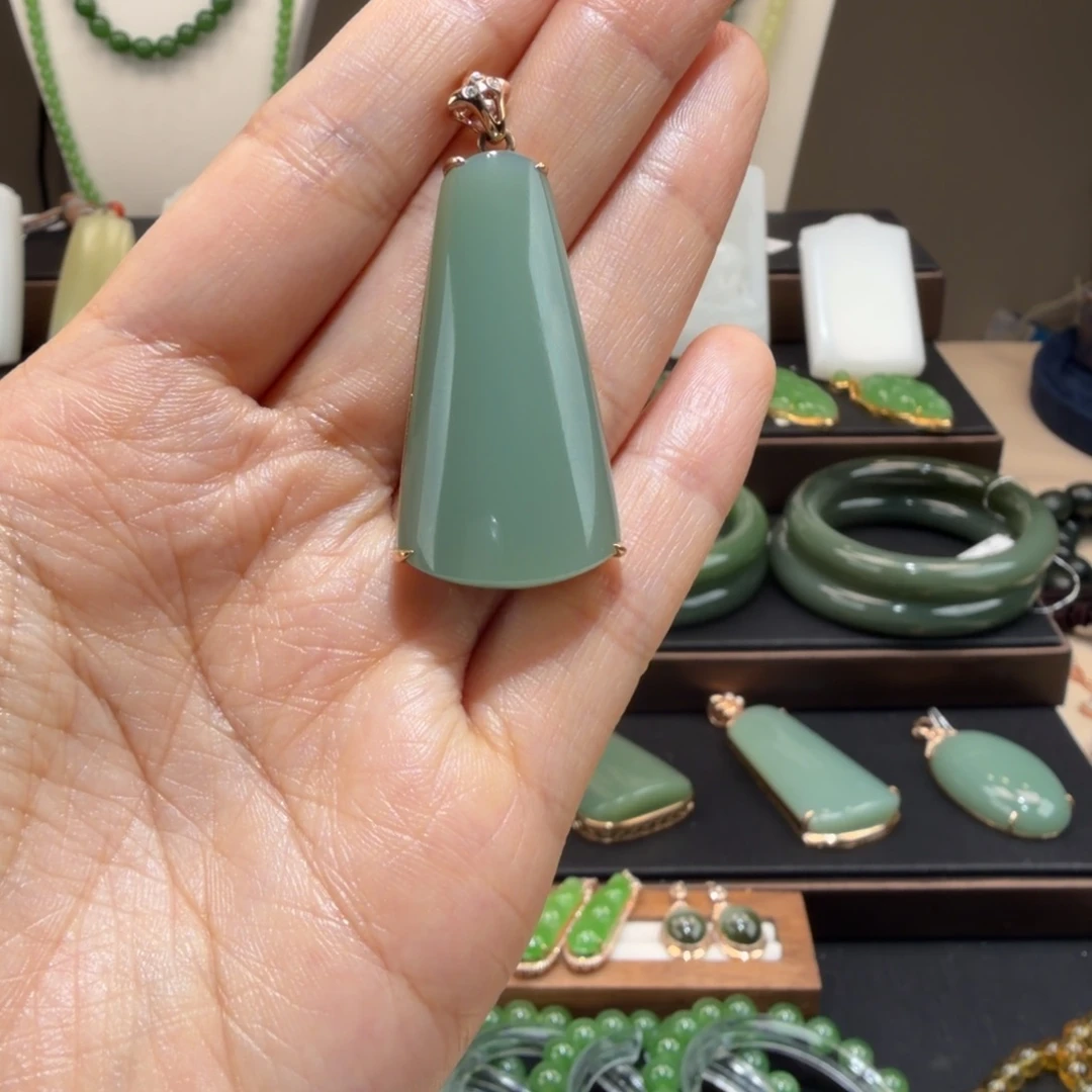 和田玉18K金镶嵌颈饰