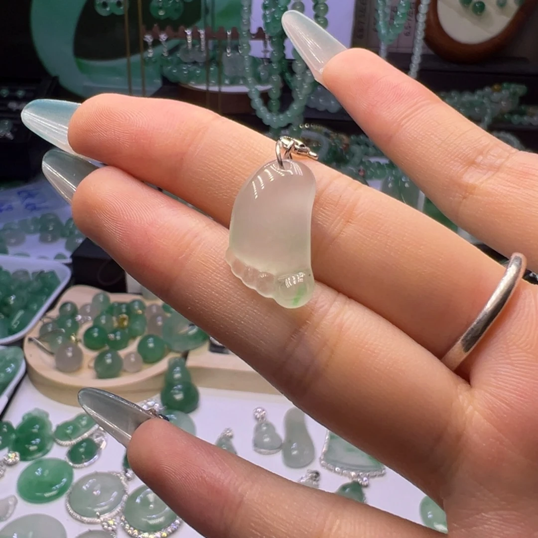 颈饰未镶嵌石英质玉（非洲翠）