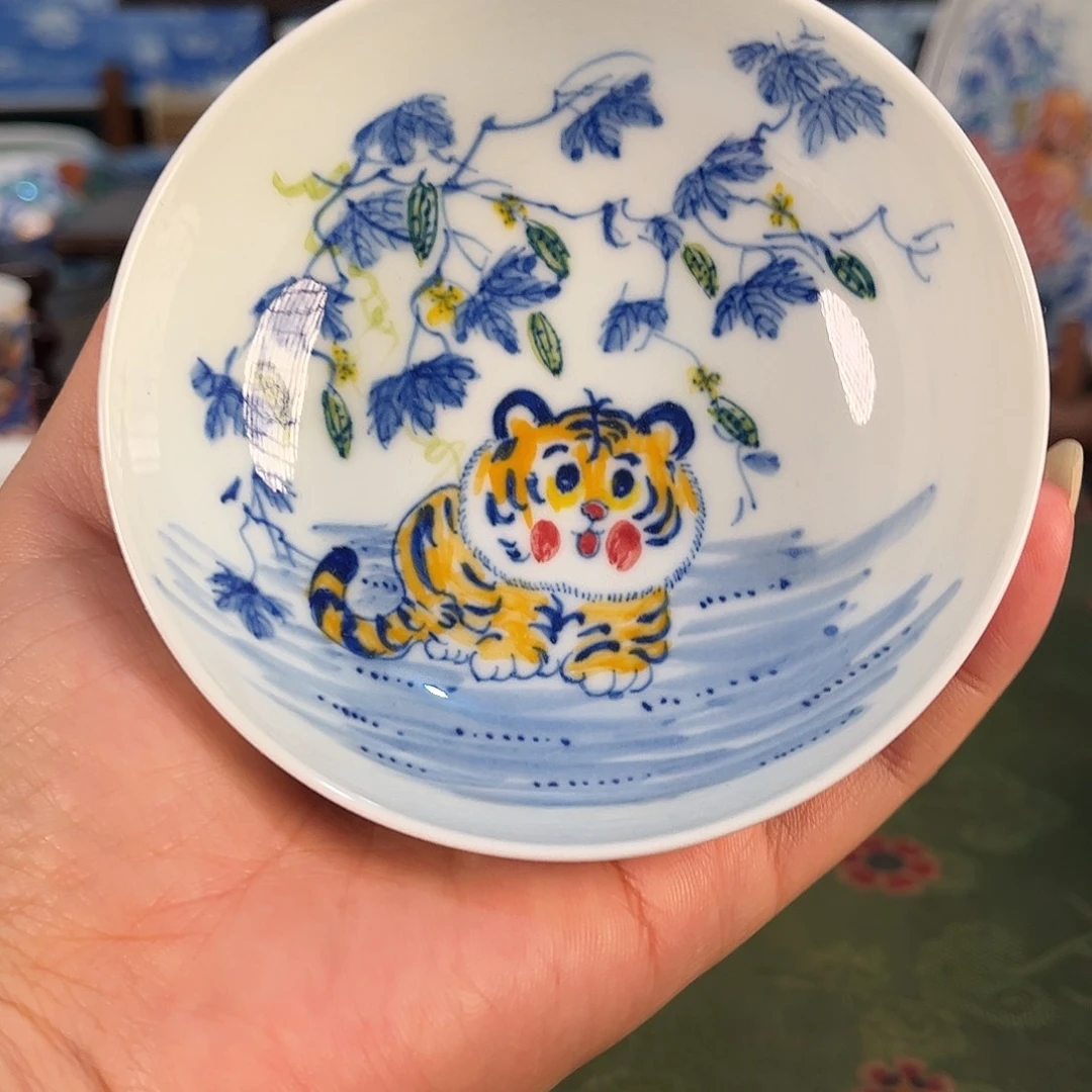 手绘釉下五彩老虎普洱杯