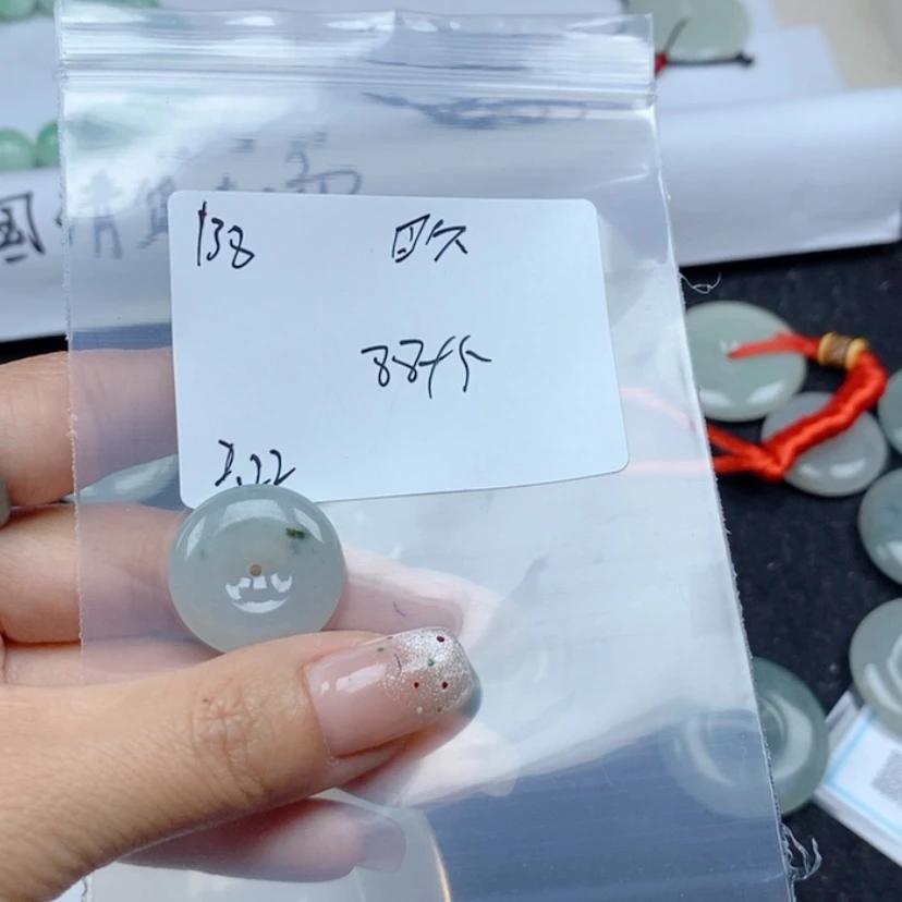 【闪购商品】翡翠颈饰未镶嵌目****?