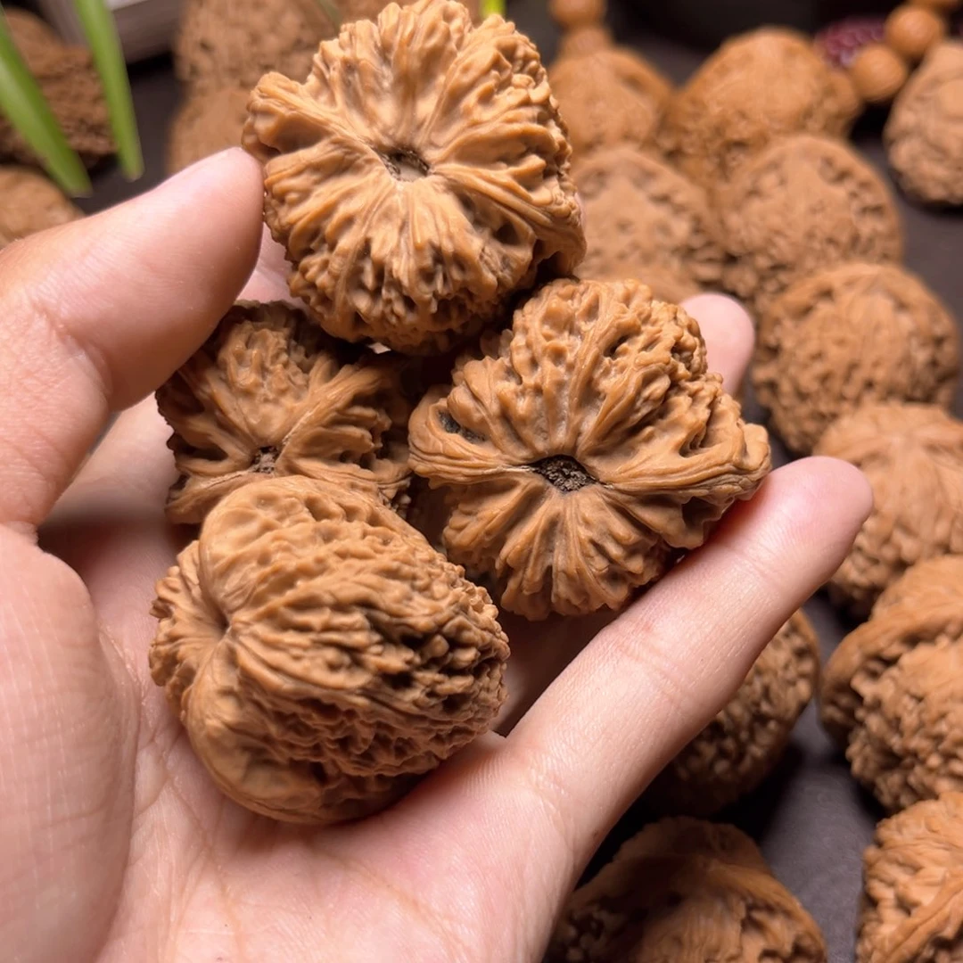 南疆石尖浮黄点一对尖磕碰