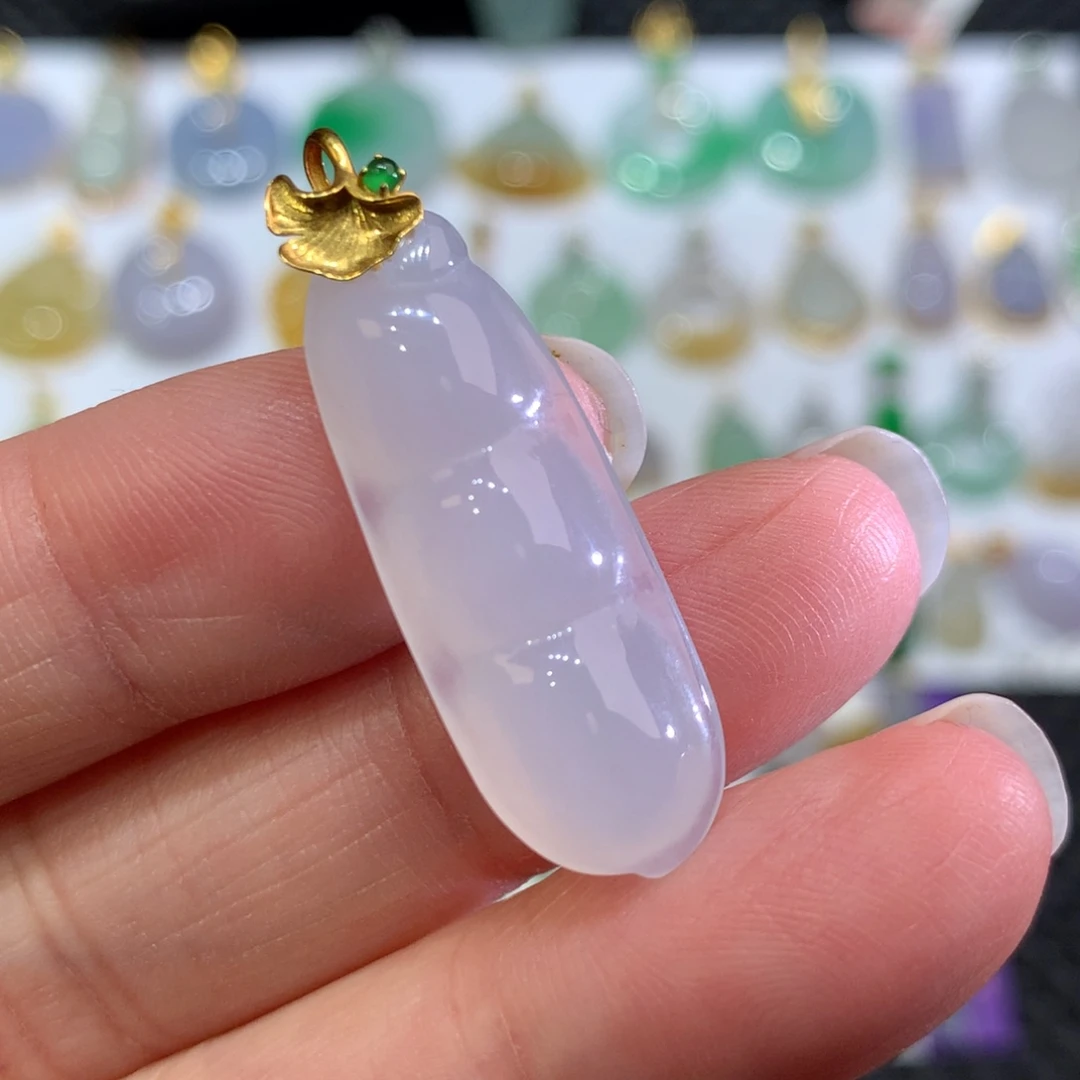 翡翠颈饰18K金镶嵌翡翠吊坠的未镶嵌