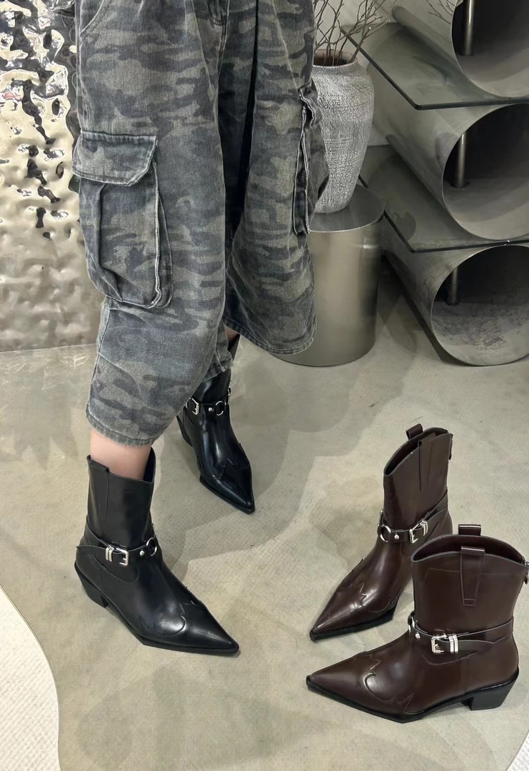 法式英伦风尖头粗跟短靴女金属扣西部牛仔靴皮带扣中跟马丁靴