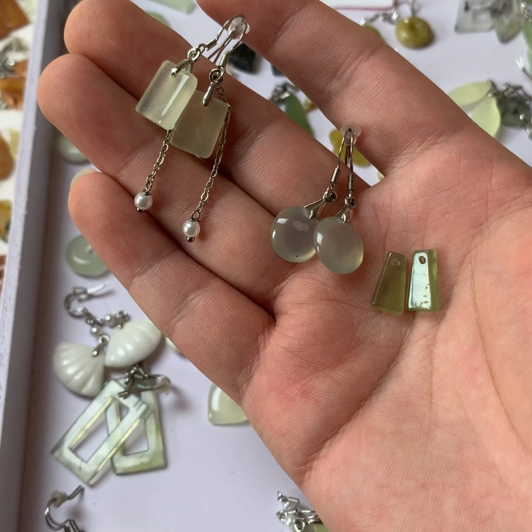 不***亚蛇纹石玉未镶嵌耳坠