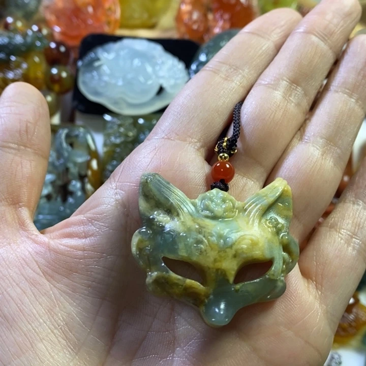 蛇纹石玉未镶嵌颈饰