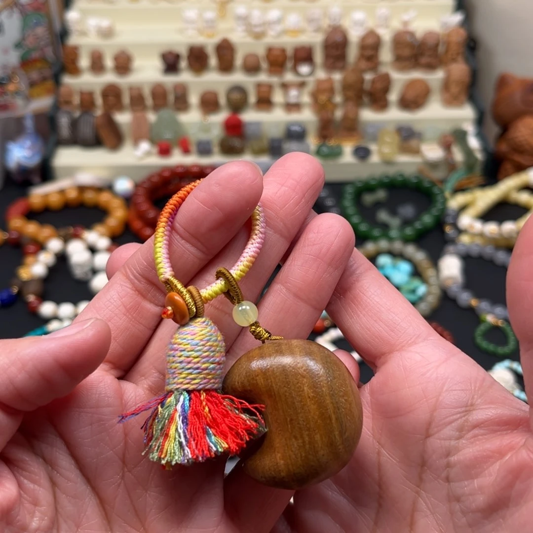 维腊木（绿檀）把件单个月亮