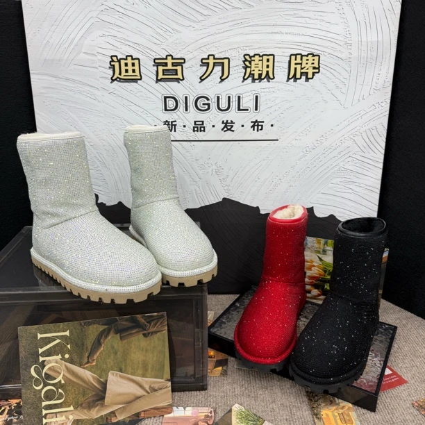 【迪古力】欧洲站2025冬新款水钻雪地靴圆头平底时尚保暖短靴女秀