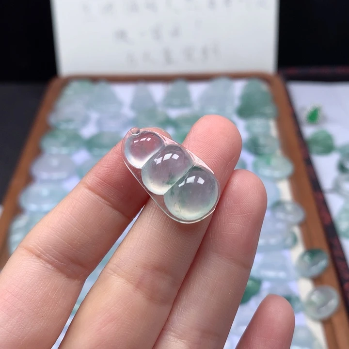 颈饰未镶嵌翡翠高冰飘花福豆