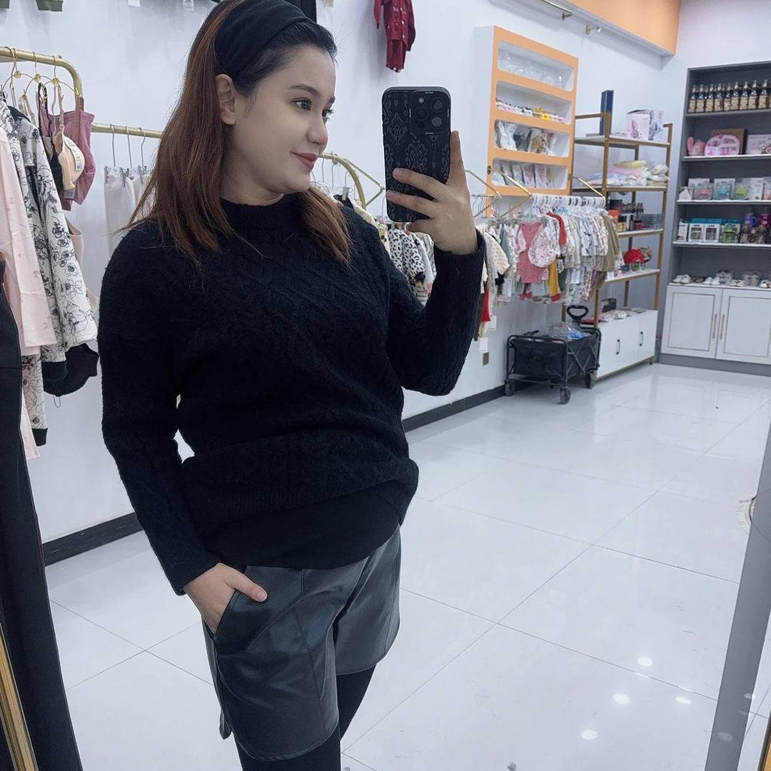 纯色针织衫长袖+皮短裤