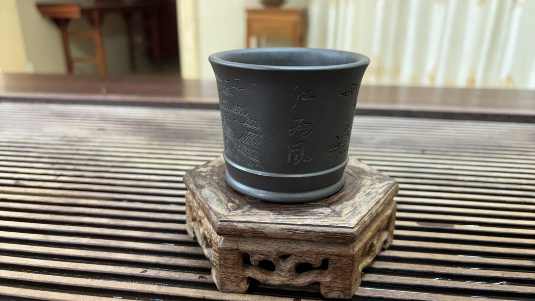 当代 宜兴紫砂原矿石黄束腰主人杯江南风刻绘容量150cc A10詹新江