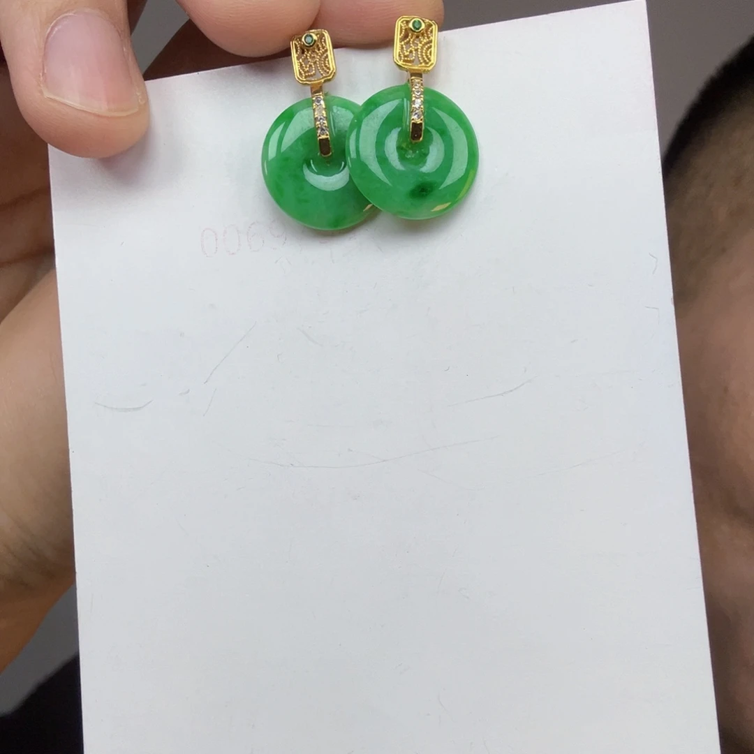 翡翠未镶嵌颈饰一对