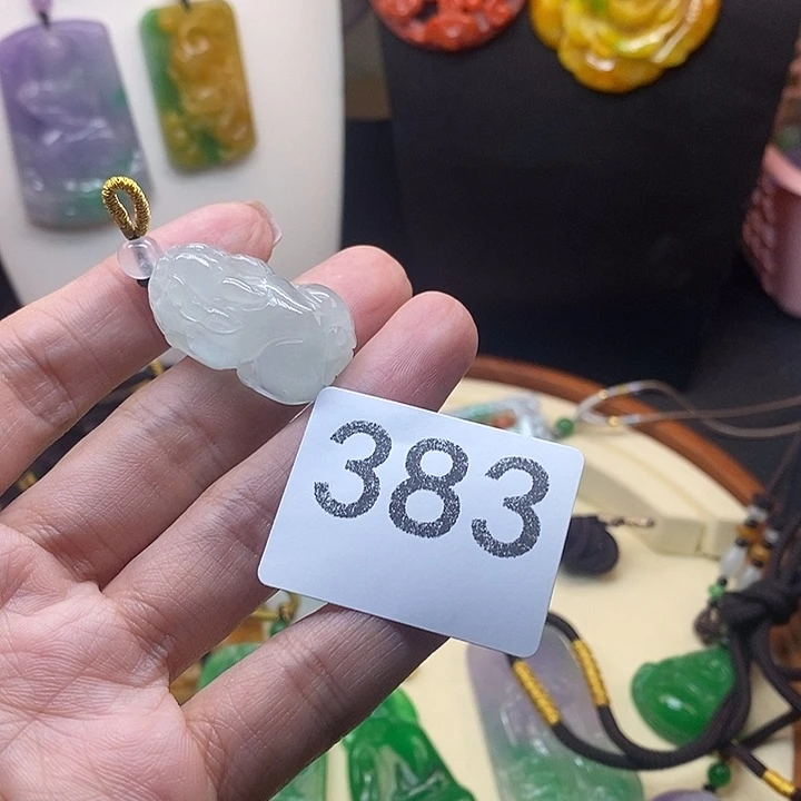 翡翠未镶嵌吊坠(赠链)
