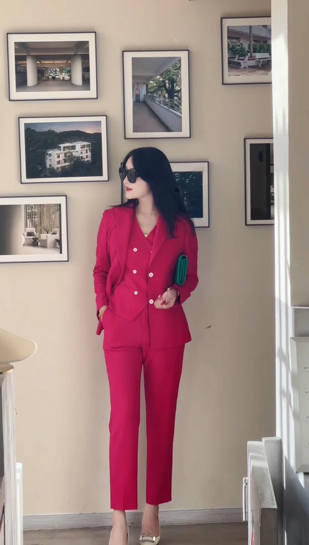 臻韩美2025时尚玫红三件套九分裤套装