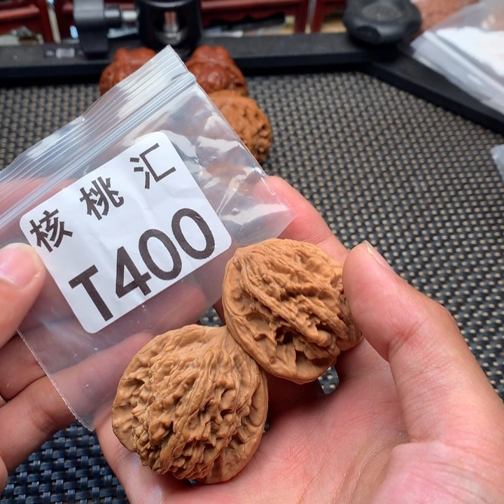文玩核桃吊坠虎头