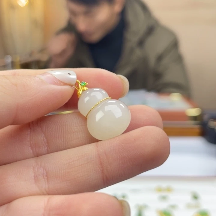 磊****和田玉18K金镶嵌颈饰