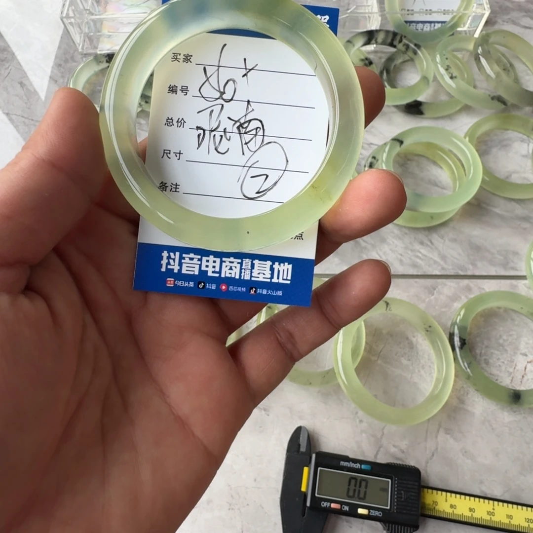 呢***i蛇纹石玉未镶嵌手镯