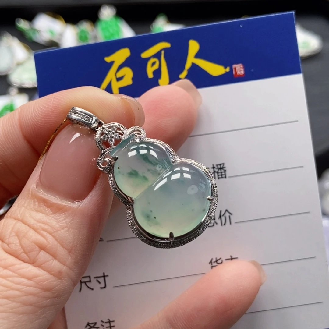 翡翠18K金镶嵌颈饰葫芦