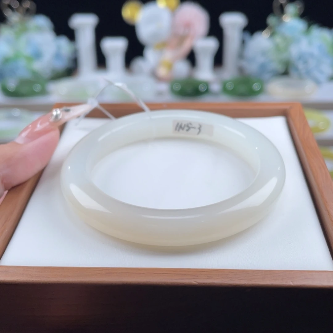 和田玉未镶嵌手镯粉白渐变53mm