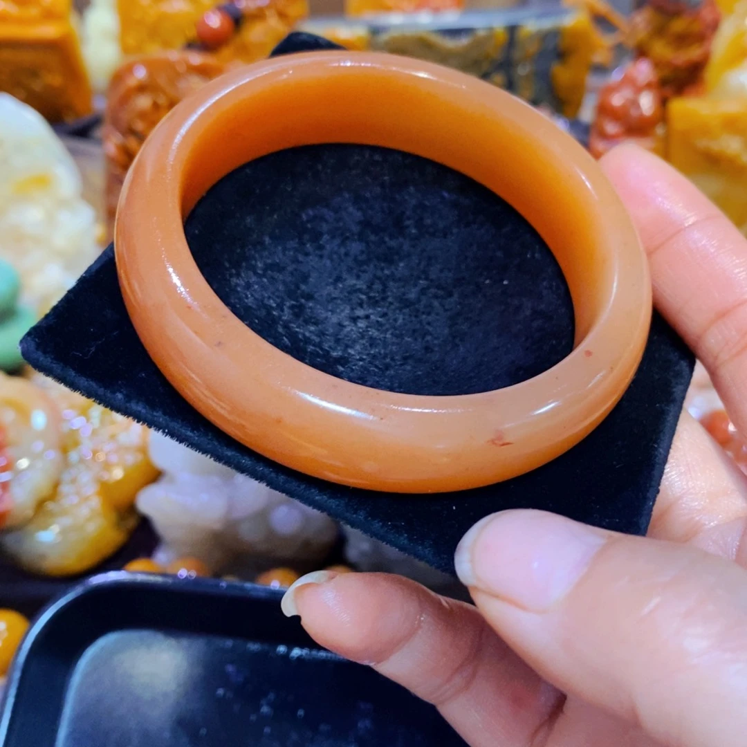 未镶嵌石英质玉（黄龙玉）颈饰