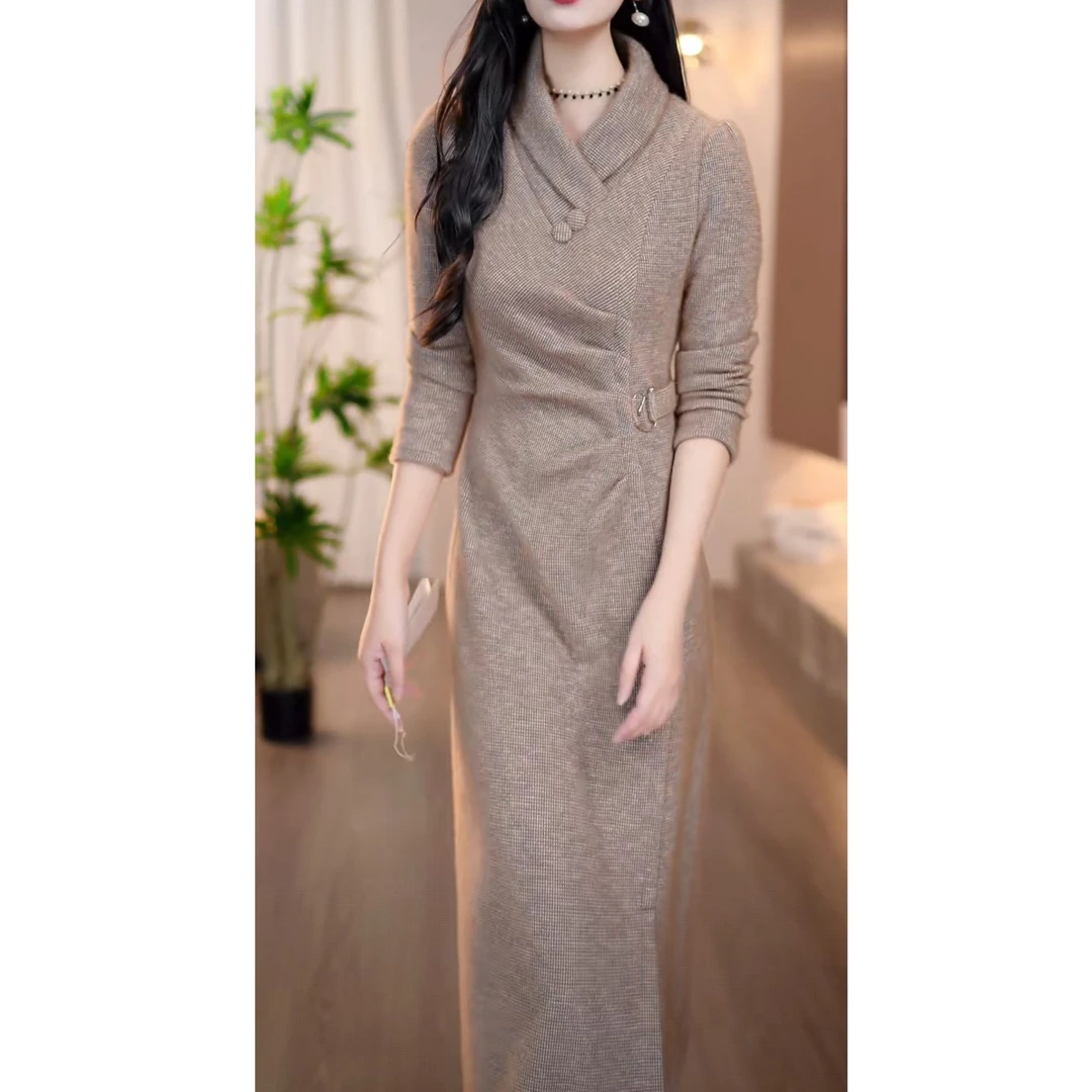 胜美女装2025秋季奶茶色围领设计感收腰显瘦优雅时尚气质连衣裙