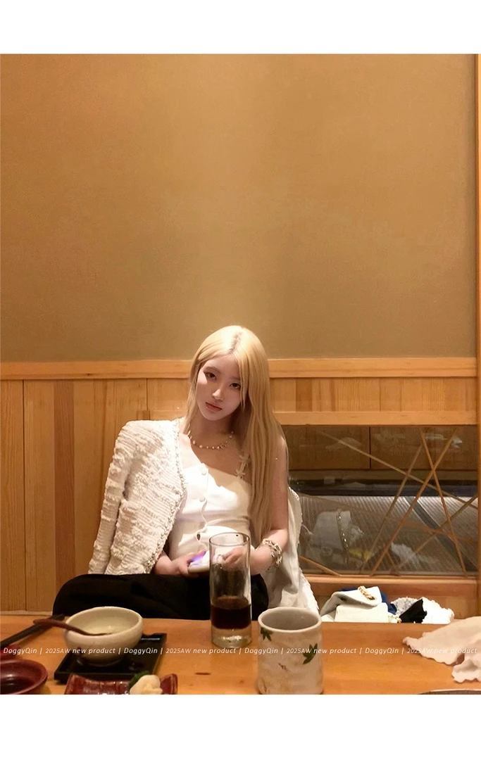 2025秋季新款设计感收腰显瘦吊带背心+小香风外套+休闲裤三件套女