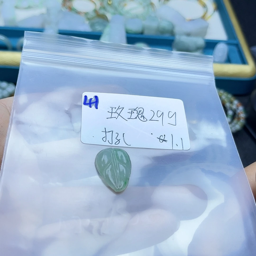 玫***枝翡翠未镶嵌颈饰不退