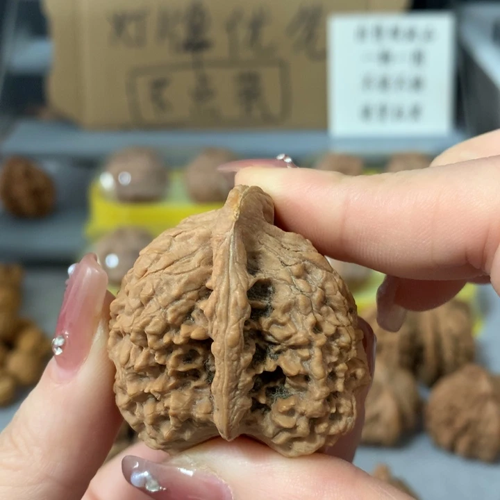 龙***文玩核桃吊坠异形单只，有瑕疵