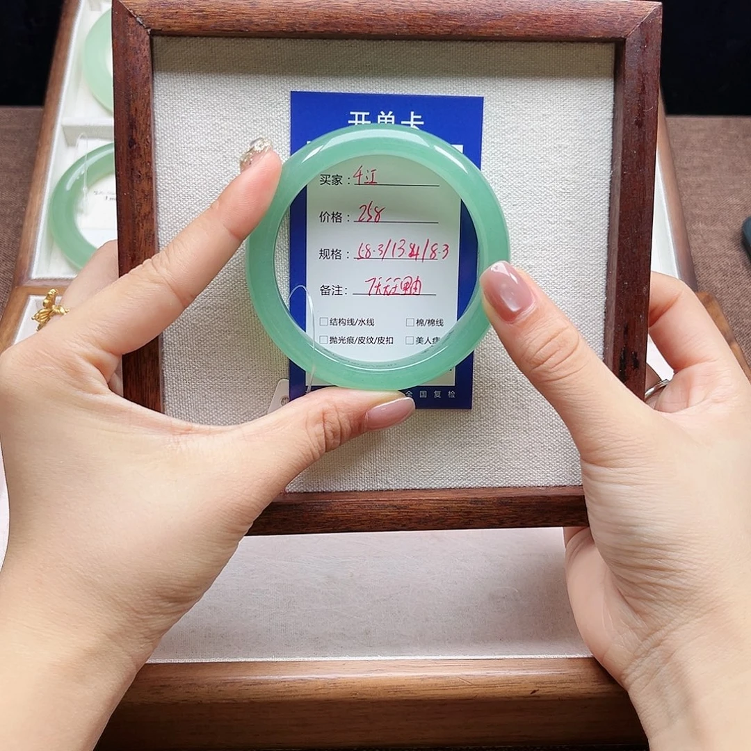 千***江石英质玉未镶嵌手镯