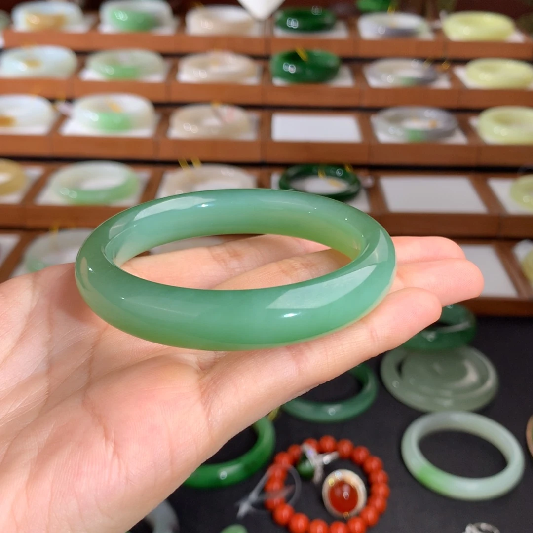 一***芳和田玉手镯未镶嵌毕业俄料猫眼54➕