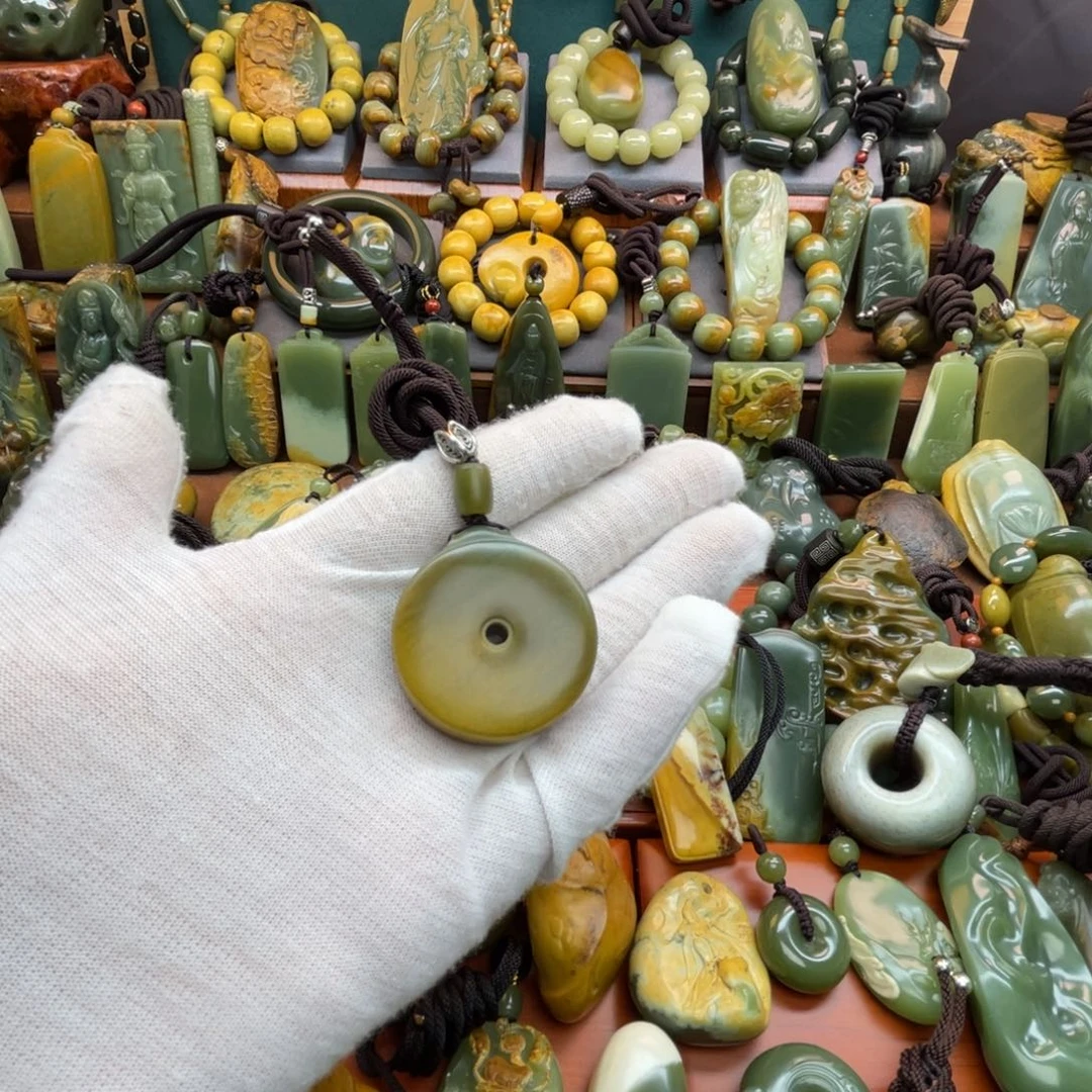 上***水岫岩河磨玉（透闪石质玉）未镶嵌颈饰