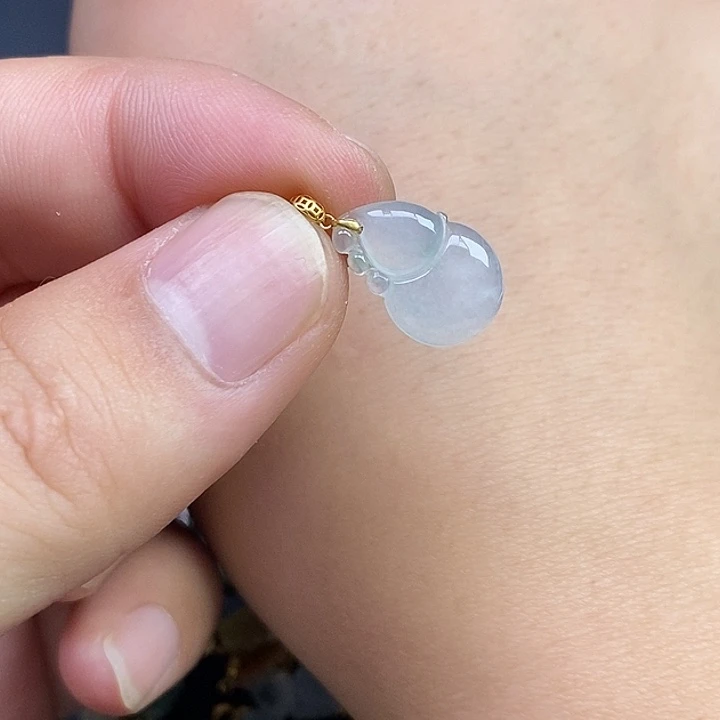 翡翠18K金镶嵌颈饰葫芦