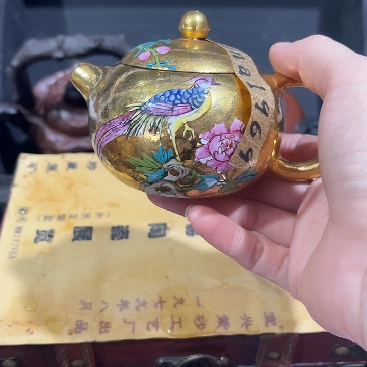 茶壶紫泥原矿泥料手工制作的一把紫砂壶。