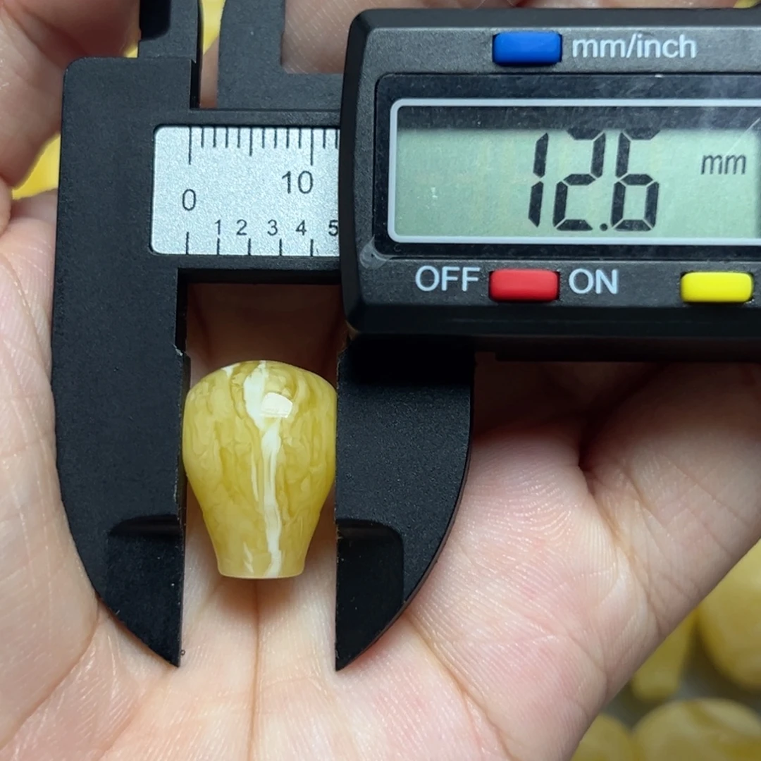 二***哥琥珀未镶嵌裸石三通
