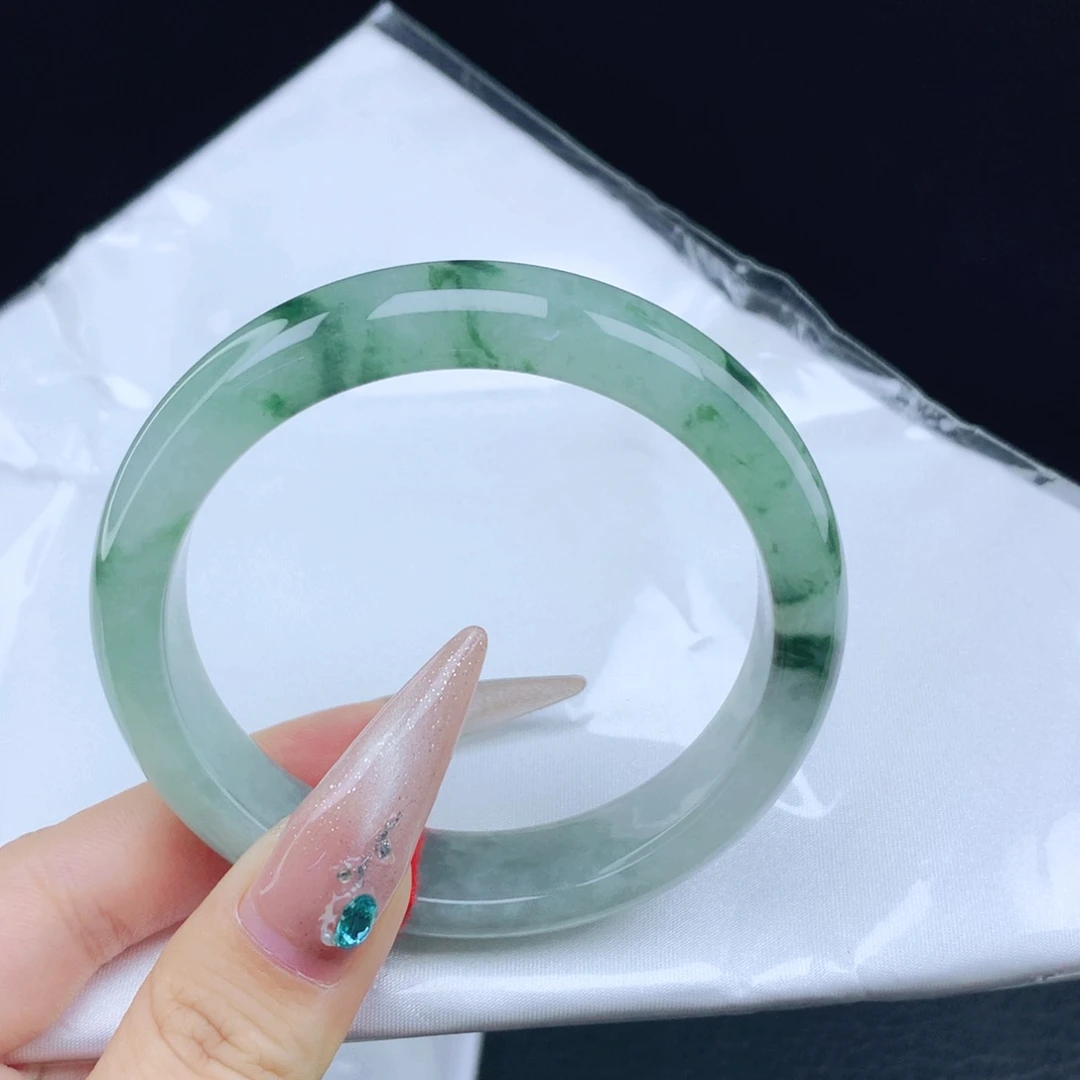 翡翠手镯未镶嵌57圈口飘花