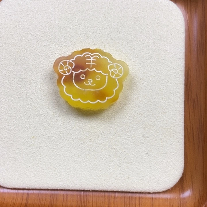 苏***蝶橄榄核吊坠原皮羊