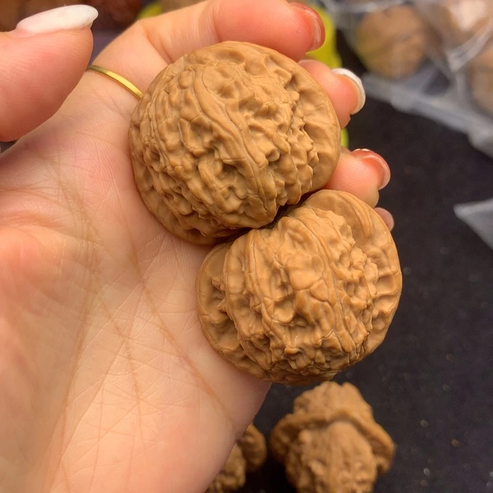 文玩核桃吊坠白狮子