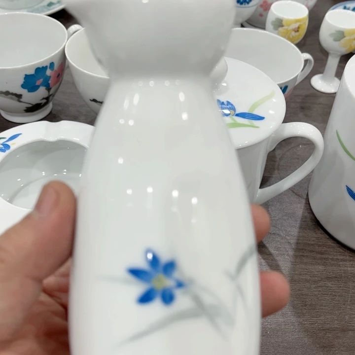 壶釉下五彩的瓷器和